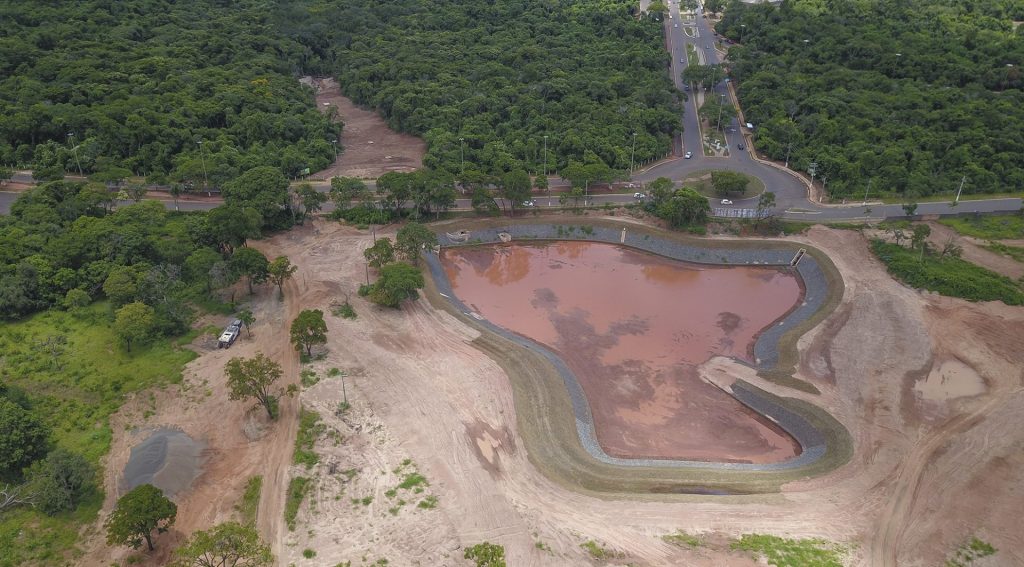 Piscinão construído do outro lado da Avenida do Poeta, para controlar a água da chuva